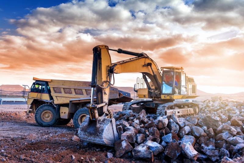 Changement d’engins de chantier en conteneur pour transport maritime à Marseille