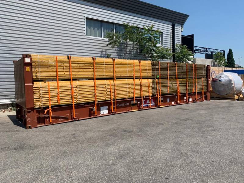 Réception et saisissage de chargement de bois pour transport maritime vers île de la Réunion