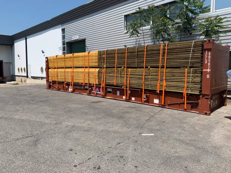 Réception et saisissage de chargement de bois pour transport maritime vers île de la Réunion