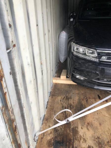 Empotage de voiture de tourisme pour transport maritime depuis le port de Marseille