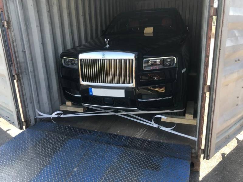 Empotage pour transport maritime de voiture de luxe depuis le port de Marseille