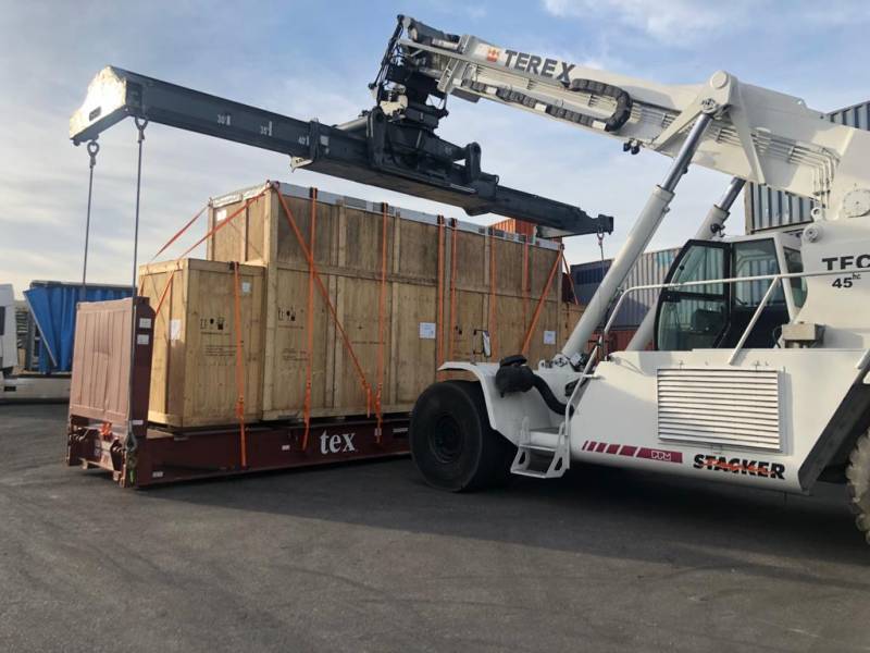 Empotage de caisses sur flat rack pour pour fret en transport maritime depuis le port de Marseille